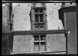 3 vues Boîte 265. Patrimoine (photographies provenant d'une enveloppe contenant des vues de Haute-Savoie, Suisse, Allier, Cher, Loire-Atlantique, Vendée). - Photographies.