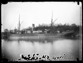 1 vue Un bateau. - 1896. - Photographie