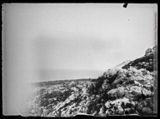1 vue Falaises du cap de la Hève ? Ou massif montagneux des Alpes ?. - 1896. - Photographie