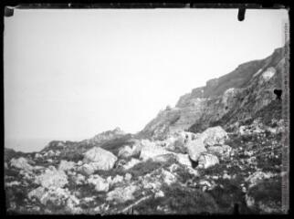 1 vue Falaises du cap de la Hève ? Ou massif montagneux des Alpes ?. - 1896. - Photographie