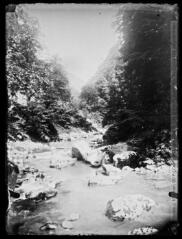 1 vue Paysage des Alpes : le Guiers-Mort sur la route de la Grande Chartreuse. - 1896. - Photographie