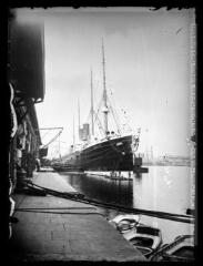 1 vue Le Havre : avant du paquebot La Bourgogne. - 1896. - Photographie