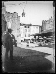 1 vue Le marché sur la place, la halle et façade de l'église. - 1901. - Photographie