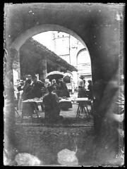 1 vue Le marché sous la halle. - 1904. - Photographie