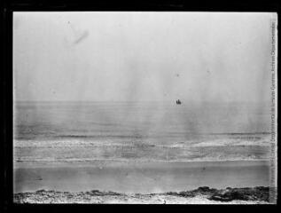 1 vue Vue sur la mer (au loin, bateau à voile). - Photographie