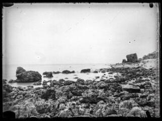 1 vue Cap de la Hève ? Rochers au pied des falaises. - 1896. - Photographie