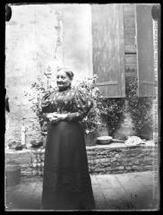 1 vue Portrait d'une femme en pied dans un jardin : Melle Irle. - Photographie