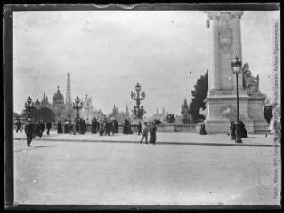 1 vue Entrée du pont Alexandre III. - 1900. - Photographie