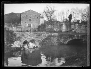 1 vue Lavandière au bord de l'eau. - 1915. - Photographie
