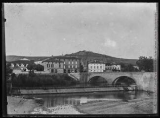1 vue Le pont et quartier de la mairie (vue côté sud et chaussée du Moulin). - 25 juillet 1906. - Photographie