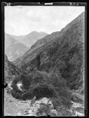 2 vues Valira del Norte près d'Andorra. Fontaine de la Gallino vers Serrère / cliché Henri Gaussen. - 26 août 1922.