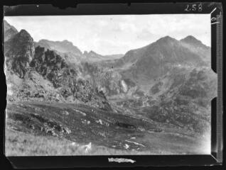 2 vues Des pentes S du col de Terre Nègre vers le pic d'Ascobes et le fond de Joucla / cliché Henri Gaussen. - 26 août 1922.