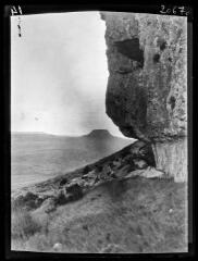 2 vues La Clape. Coffre de Pech Redon : garrigue / cliché Henri Gaussen. - 7 avril 1922.