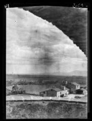 1 vue Depuis Elne vers le cap Béar : mas avec éolienne / cliché Henri Gaussen. - 7-10 avril 1922.