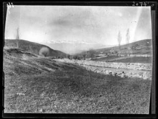 1 vue Plateau de Cerdagne dans la descente du col de la Perche vers Saillagouse, à l'arrière la sierra de Cadi. - 7-10 avril 1922.