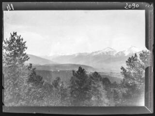 1 vue Depuis la forêt de Font-Romeu vers la vallée de la Têt, à l'arrière à gauche le Canigou. - 7-12 avril 1922.