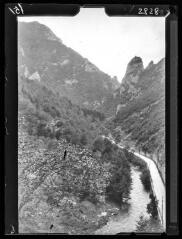 1 vue Haute vallée de l'Aude, en remontant vers Gesse au niveau du tournant de Nentilla, vue vers l'amont. - mai-juillet 1922.
