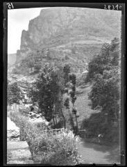 1 vue Haute vallée de l'Aude : Sainte-Colombe-sur-Guette ; vue prise de l'aval vers l'amont, du nord vers le sud. - mai-juillet 1922.