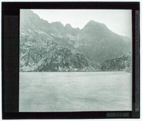 2 vues Panorama d'Endron (2476) : vue vers Serrère et le pic du Bouc. Etang de Peyregrand / cliché Henri Gaussen. - 23 juin 1912.
