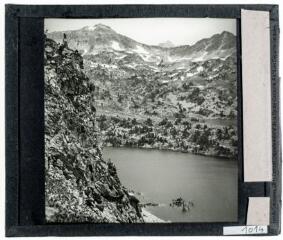 2 vues Lac d'Aubert et d'Aumar, vus de la montée au Néouvielle. Lac d'Aubert et une partie du lac d'Aumar. - 18 juillet 1939.