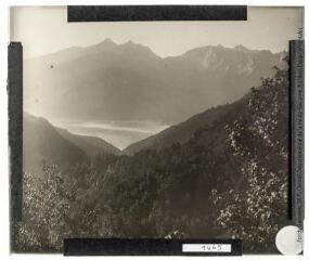 2 vues Vallée d'Aspe : de la montée vers Issaux vers la vallée ; vue vers Accous et le pic de Bergon. - 19 juin 1943.