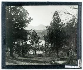 2 vues L'étang de Pradeilles et le Carlitte. - mai 1922.