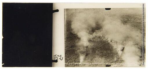 1 vue 752. Vue aérienne du désert de Koulikounda (AOF) : feu de brousse marchant en triangle.