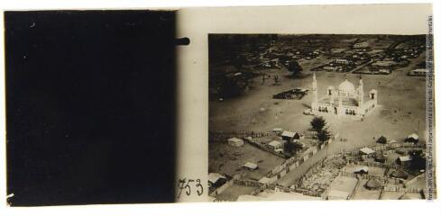 1 vue 753. Vue aérienne du quartier d'une ville (avec mosquée).