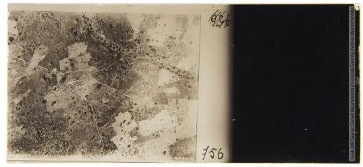 1 vue 756. Vue aérienne : village avec cultures.