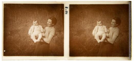 1 vue Portrait en extérieur de Mme Trochain et de son enfant en bas âge. - avril 1936.