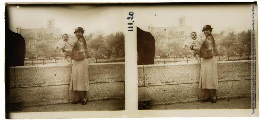 1 vue Portrait dans une ville de Mme Trochain et de son enfant en bas âge. - mai 1936.