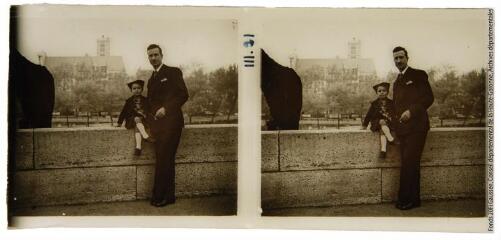 1 vue Portrait dans une ville de Jean-Louis Trochain et de sa fillette. - mai 1936.