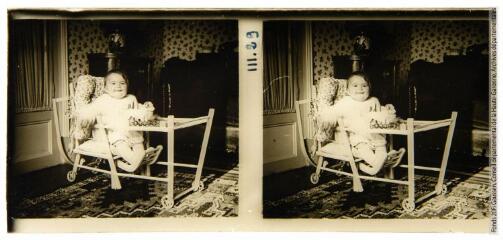 1 vue Portrait en intérieur de la benjamine de la famille Trochain sur une chaise d'enfant. - mai 1936.