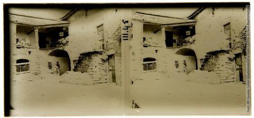 1 vue Cour intérieure d'une vieille bâtisse en pierre. - août 1936.