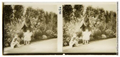 1 vue Mme Trochain et ses deux enfants sur un chemin. - octobre 1936.