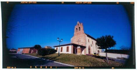 2 vues Plan d'ensemble de l'église, vue latérale, côté sud. - Prise de vue du 16 juillet 1998.