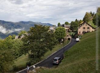 1 vue Entrée du village du côté de Marignac / Laurent Girard photographe. - 19 septembre 2020. - Photographie numérique