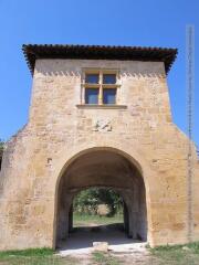 1 vue Ruines de l'abbaye cistercienne de Bonnefont (XIIe siècle), l'entrée de l'enceinte et la loge du moine concierge / Cécile Revel photographe. - 7 août 2020. - Photographie numérique
