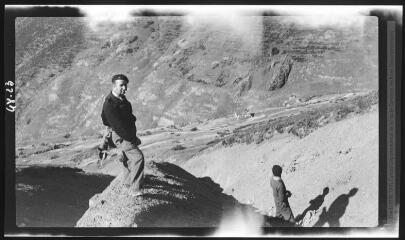 1 vue Ancien ravin double qui se creuse chaque année davantage dans les pâturages de Poubeau en face du pré de Lavigne : le brigadier est sur la crête médiane, le maire de Poubeau est dans le fond : la profondeur atteint parfois 4-5 m : en arrière-plan, dans la partie supérieure anciens près fauchés ouverts, maintenant, au troupeau. - 24 mars 1948. - Photographie