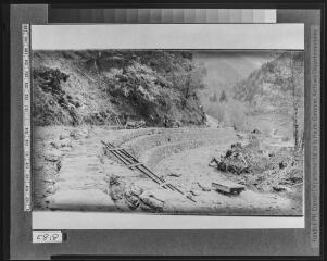 1 vue Vue de la partie moyenne prise vers l'amont : gabions terminés. - 1936. - Photographie