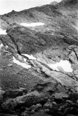 1 vue Névés sur le verrou du lac glacé : plissement dans la cornéenne. - septembre 1951. - Photographie