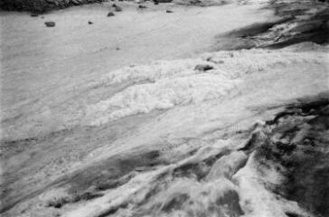 2 vues Dépôts de neige par les eaux de fusion.