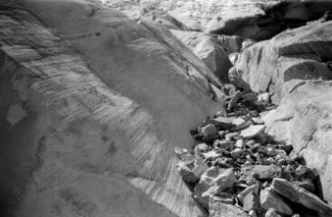2 vues Stries et poli glaciaire dans le granite glacier central.