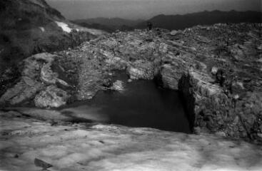 1 vue Mêmes formes de micro cuestas et front du glacier vu vers le sud.