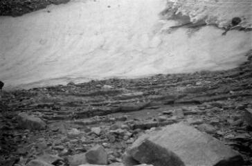 1 vue Mêmes formes de micro cuestas et front du glacier vu vers le sud-est.