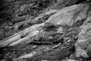 1 vue Surplomb gélif au contact du schiste.