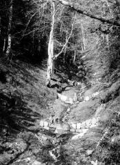 1 vue Seuils construits en 1903 à l'amont du barrage n°1 / photographie Bauby. - 4 novembre 1902. - Photographie