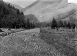 1 vue Vue amont après empierrement. - 1936. - Photographie