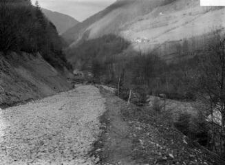 1 vue Vue de la partie supérieure vers l'aval après l'empierrement. - 1936. - Photographie
