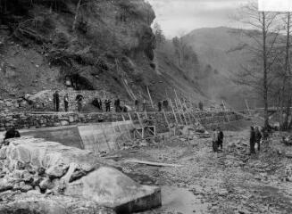 1 vue Vue de la partie moyenne : bétonnage de gabions. - 1936. - Photographie